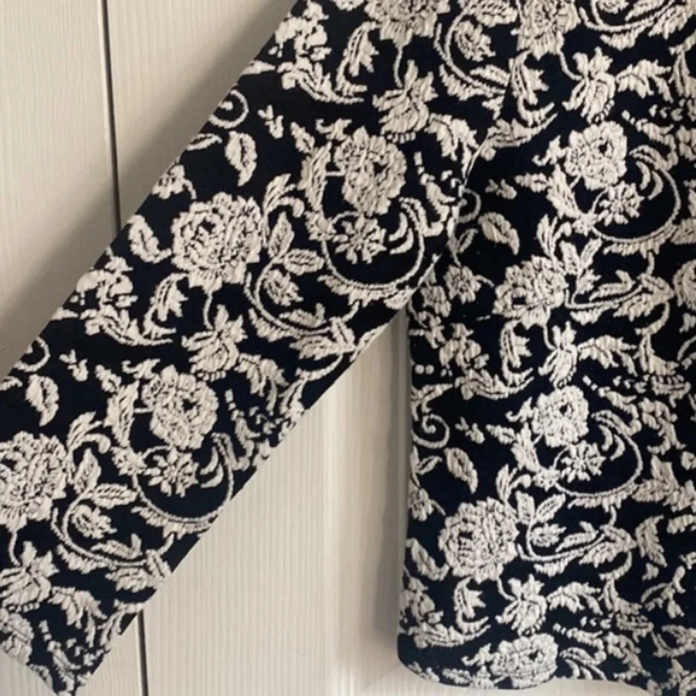 Forever 21 Cropped Black & White Floral Top Size Large